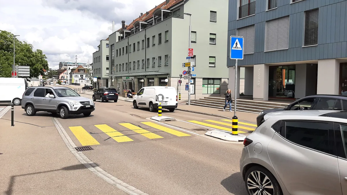 Verkehrssituation in einer Innenstadt.